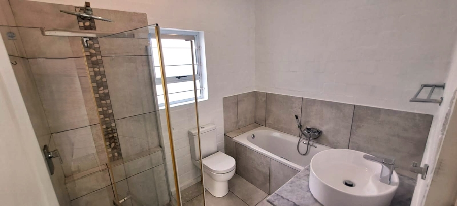4 Bedroom Property for Sale in Hoogland Western Cape